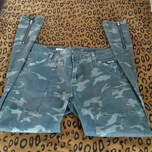 Cute Camo Capris size 6 😍